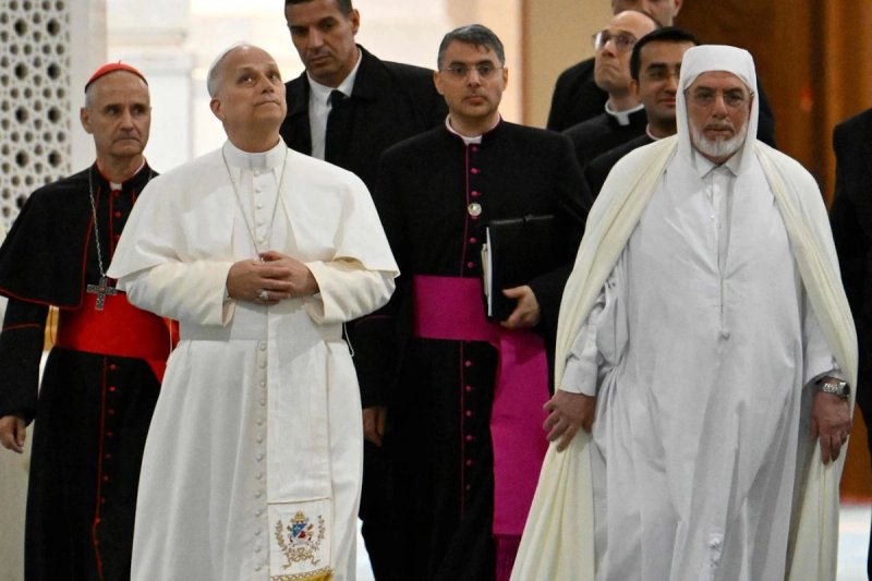 El papa León XIV visitó ayer la Gran Mezquita de Argel Djamaa El Djazair, junto con el rector Mohammed al Mamoun al Qasimi al Hassani y el cardenal Jean-Paul Vesco, arzobispo de la capital argelina, al comenzar una gira de 11 días que también comprende Camerún, Angola y Guinea Ecuatorial, su primer gran viaje internacional. Foto Afp
