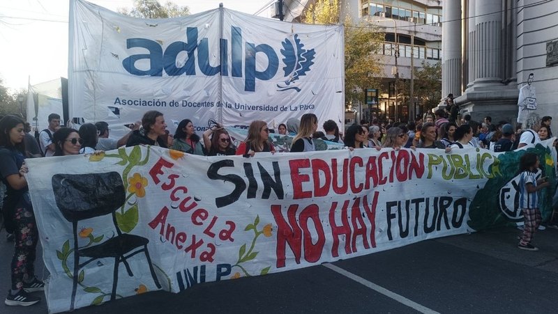 Manifestantes protestan contra las medidas del Gobierno de Javier Milei contra las universidades, en La Plata, Argentina, el 23 de abril de 2026 Cortesía Ricardo Romero