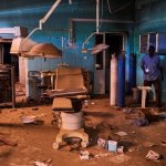 El hospital Al Shaabi dañado por la guerra en Jartum, Sudán; de acuerdo a la OMS, sólo el 54 por ciento de los nosocomios son operativos en la nación sudafricana. Foto Ap