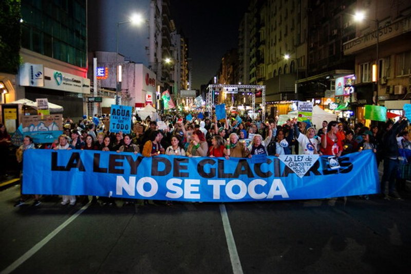 Fuentes: Climática [Imagen: Manifestación en Buenos Aires en contra de la reforma de la Ley de Glaciares. Foto: Catriel Gallucci Bordoni/NurPhoto]