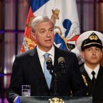 El proyecto de ley de “reconstrucción nacional” que esta semana anunció el presidente de Chile, José Antonio Kast, orientado a reimpulsar la economía con 43 medidas que incluyen bajar el impuesto corporativo de 27 a 23 por ciento, la reintegración del sistema tributario y la invariabilidad por 25 años para grandes inversiones, originó controversia por su impacto en sectores medios y bajos, y por el riesgo de que agrave la desigualdad.