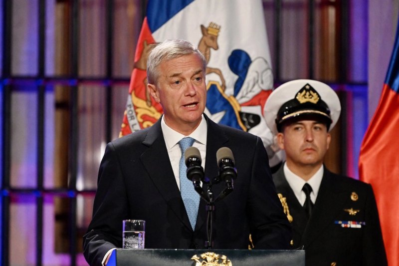 El proyecto de ley de “reconstrucción nacional” que esta semana anunció el presidente de Chile, José Antonio Kast, orientado a reimpulsar la economía con 43 medidas que incluyen bajar el impuesto corporativo de 27 a 23 por ciento, la reintegración del sistema tributario y la invariabilidad por 25 años para grandes inversiones, originó controversia por su impacto en sectores medios y bajos, y por el riesgo de que agrave la desigualdad.