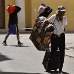 Fuentes: El diario [Foto:Personas caminan por una calle de La Habana. EFE/Ernesto Mastrascusa]