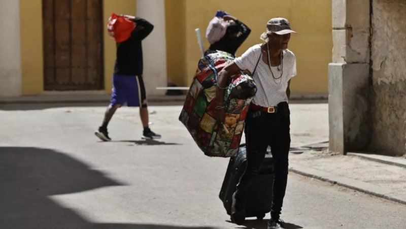 Fuentes: El diario [Foto:Personas caminan por una calle de La Habana. EFE/Ernesto Mastrascusa]