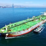 Un buque cisterna cargado con petróleo crudo importado navegó hacia la terminal del puerto de Qingdao, en Shandong, China, el 13 de abril de 2026 CFOTO / Gettyimages.ru