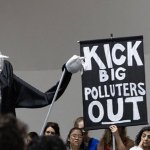 Organizaciones protestan dentro de la COP30, en noviembre de 2025, por la presencia de lobistas de los combustibles fósiles. Foto: cortesía © UN Climate Change/Kiara Worth