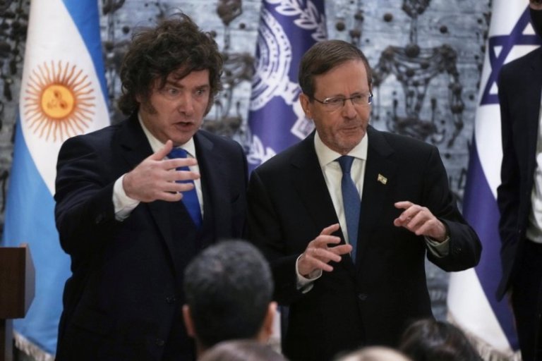 Milei firma acuerdos de seguridad con Israel mientras Argentina entra en una nube negra económica