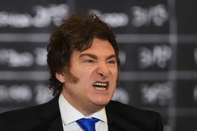 El presidente Javier Milei reconoció este viernes, a regañadientes, las dificultades que enfrenta su gobierno para continuar con su proyecto económico-político, de lo que acusó a sus principales opositores, y al periodismo “por mentir” sobre la verdadera situación de crisis. Foto Ap