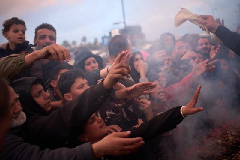 Familias desplazadas se arremolinan para recibir alimentos en medio de la ofensiva israelí en Beirut, Líbano, el 9 de abril de 2026. Foto Ap