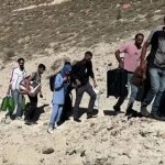 Fuentes: The Conversation [Imagen: Familias libanesas huyen de los bombardeos con lo puesto]