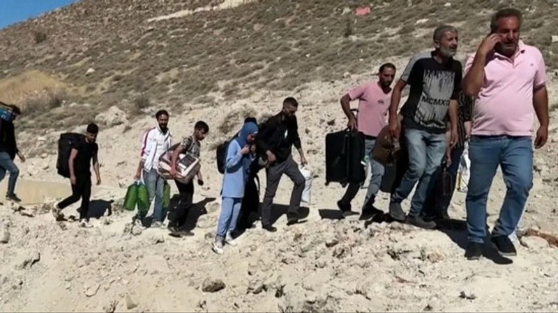 Fuentes: The Conversation [Imagen: Familias libanesas huyen de los bombardeos con lo puesto]