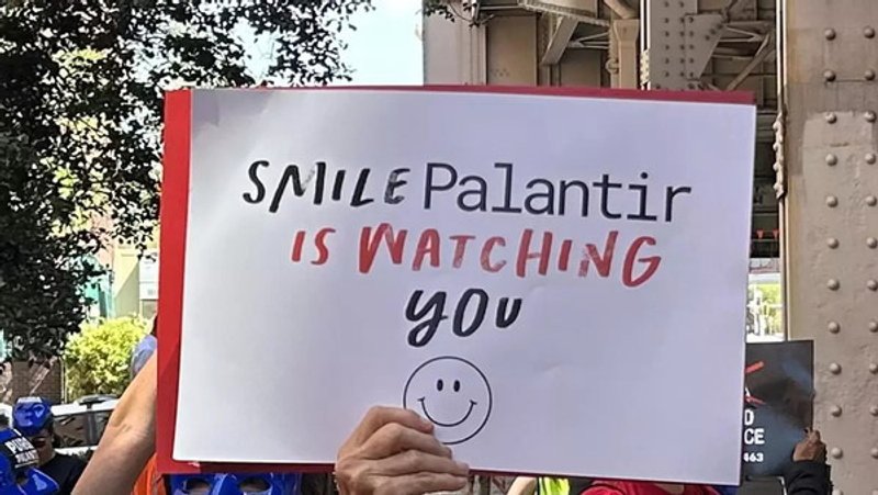 Fuentes: El diario [Imagen: Una persona sostiene un cartel en una manifestación contra la empresa tecnológica Palantir el 1 de abril de 2026, en Washington (Estados Unidos). EFE/Leonor Trinidad]