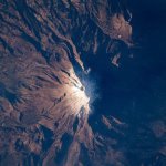 Fuentes: Dialogue Earth [Imagen: Citlaltépetl, también conocido como Pico de Orizaba, es un volcán activo y el pico más alto de México, donde se encuentra el glaciar Jamapa. Estudios muestran que este glaciar, el último que queda en el país, se está derritiendo y se enfrenta a la extinción (Foto: International Space Station / NASA)]