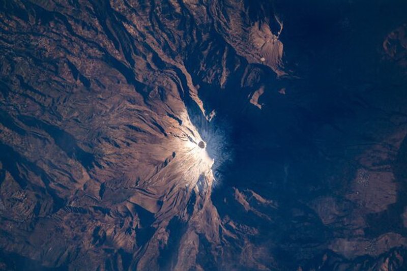 Fuentes: Dialogue Earth [Imagen: Citlaltépetl, también conocido como Pico de Orizaba, es un volcán activo y el pico más alto de México, donde se encuentra el glaciar Jamapa. Estudios muestran que este glaciar, el último que queda en el país, se está derritiendo y se enfrenta a la extinción (Foto: International Space Station / NASA)]
