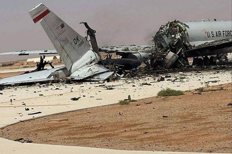 Un avión radar de alerta temprana E-3 Sentry, conocido como Awacs, de las fuerzas armadas estadounidenses destruido por misiles de Irán el 28 de marzo de 2026 en la base Príncipe Sultan en Arabia Saudí. Fuente: CNN / The Simurgh
