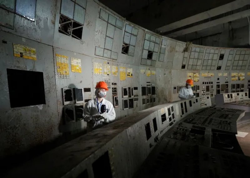 Después de 40 años de la tragedia nuclea de Chernobil, varias personas visitan la sala de control del reactor 4 de la central nuclear. Foto: La Hora:EFE