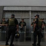 Agentes de policía custodian la sede de la autoridad electoral durante las elecciones generales en Lima, Perú, el domingo 12 de abril de 2026. Foto: Ap