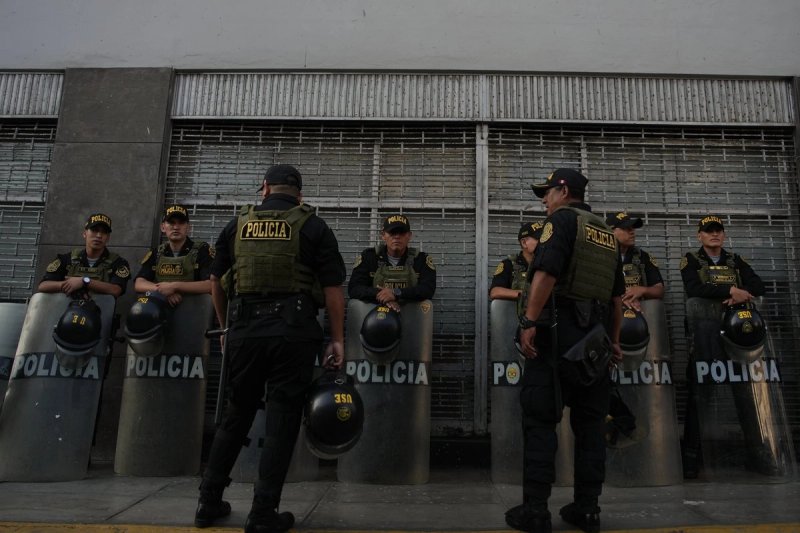 Agentes de policía custodian la sede de la autoridad electoral durante las elecciones generales en Lima, Perú, el domingo 12 de abril de 2026. Foto: Ap