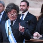 El presidente Javier Milei y su equipo de gobierno enfrentan hoy nuevas protestas contra los efectos de sus políticas, mientras intentan anular los daños del más reciente escándalo de corrupción que envuelve a su jefe de Gabinete, Manuel Adorni.