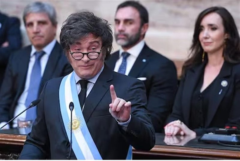 El presidente Javier Milei y su equipo de gobierno enfrentan hoy nuevas protestas contra los efectos de sus políticas, mientras intentan anular los daños del más reciente escándalo de corrupción que envuelve a su jefe de Gabinete, Manuel Adorni.