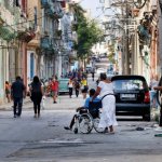 El presidente cubano, Miguel Díaz-Canel, afirmó que el levantamiento del "bloqueo" impuesto por EU sería "un modo más fácil" de ayudar a la isla, tras la oferta de auxilio humanitario por 100 millones de dólares realizado por Washington. Imagen del 25 de marzo de 2026. Foto Marco Peláez