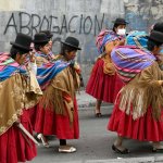 Una multitudinaria marcha de mineros, campesinos, indígenas, choferes, obreros y otros trabajadores terminó en enfrentamiento con la policía en la capital boliviana, horas después de que el presidente Rodrigo Paz –en un intento por calmar las protestas– anunció que bajará a la mitad su salario y el de sus ministros, lo que no se encuentra en el pliego petitorio de los manifestantes, quienes exigen su renuncia por la mayor crisis económica en el país en cuatro décadas. Afp