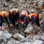 Fuentes: Voces del Mundo [Foto: Busqueda de los cuerpos de la familia Salem bajo los escombros de su hogar, destruido por las fuerzas israelíes en la ciudad de Gaza, el 7 de febrero de 2026 (Omar al-Qattaa/AFP)]