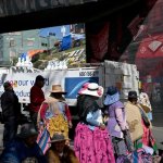 Manifestantes permiten el paso de un camión que transporta cilindros de oxígeno a través de un bloqueo vial en El Alto, Bolivia, el 29 de mayo de 2026. Foto Afp