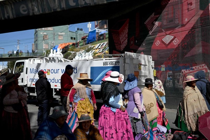 Manifestantes permiten el paso de un camión que transporta cilindros de oxígeno a través de un bloqueo vial en El Alto, Bolivia, el 29 de mayo de 2026. Foto Afp