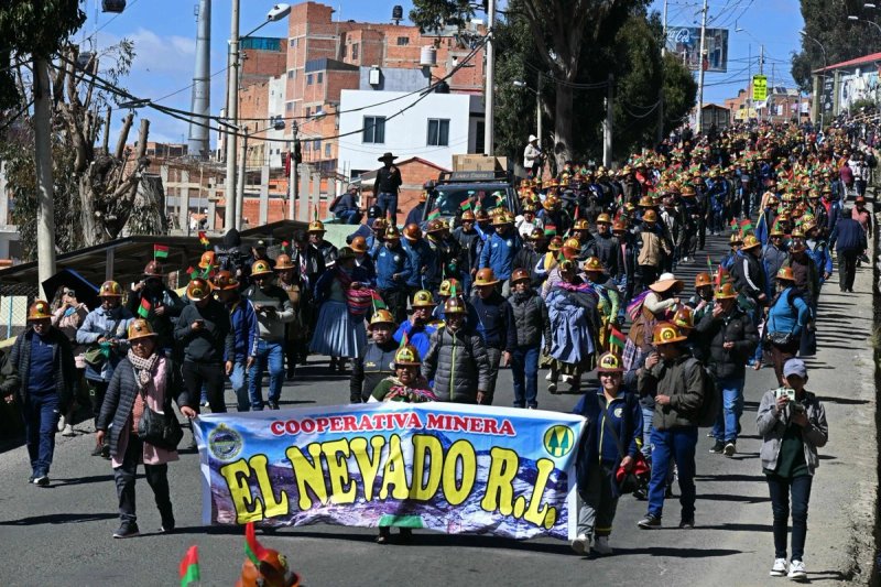 Mineros marchan hacia La Paz exigiendo la renuncia del presidente boliviano Rodrigo Paz en El Alto, Bolivia, el 14 de mayo de 2026. Foto: Afp