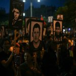Personas portan fotos de víctimas de la violencia del gobierno del expresidente peruano Alberto Fujimori (1990-2000) durante una marcha contra la candidata de derecha Keiko Fujimori en Lima, el 30 de mayo de 2026. Foto: Afp
