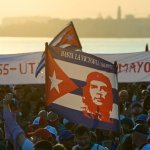 Personas participan en una marcha con motivo del Día Internacional de los Trabajadores en la Plaza Antiimperialista José Martí en La Habana, Cuba, el viernes 1 de mayo de 2026. Foto Ap