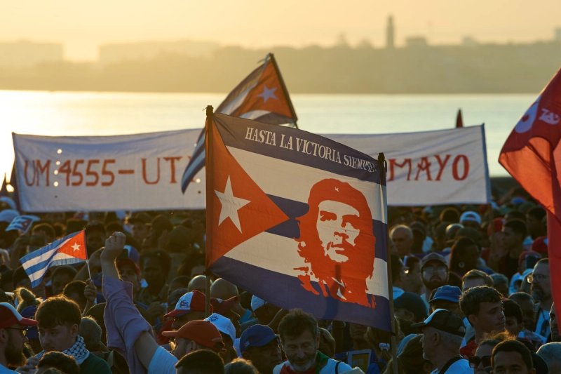 Personas participan en una marcha con motivo del Día Internacional de los Trabajadores en la Plaza Antiimperialista José Martí en La Habana, Cuba, el viernes 1 de mayo de 2026. Foto Ap