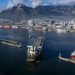 Remolcadores transportan un gran buque al puerto de Table Bay en Ciudad del Cabo, Sudáfrica Gettyimages.ru