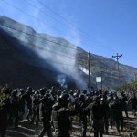 Policías antidisturbios se enfrentaron a manifestantes en Lipari, departamento de La Paz, el 16 de mayo de 2026. Foto Afp