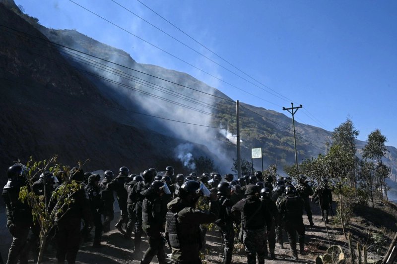 Policías antidisturbios se enfrentaron a manifestantes en Lipari, departamento de La Paz, el 16 de mayo de 2026. Foto Afp
