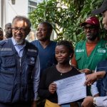 Tedros Adhanom Ghebreyesus, Director General de la Organización Mundial de la Salud (OMS), posa con una mujer recuperada del ébola en Bunia, al noreste de la República Democrática del Congo, el 31 de mayo de 2026. Afp