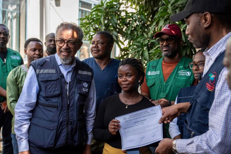 Tedros Adhanom Ghebreyesus, Director General de la Organización Mundial de la Salud (OMS), posa con una mujer recuperada del ébola en Bunia, al noreste de la República Democrática del Congo, el 31 de mayo de 2026. Afp