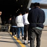 Quince latinoamericanos deportados por Estados Unidos a República Democrática del Congo relataron “sentirse en una pesadilla” mientras afrontan un futuro incierto. Foto Afp / Archivo