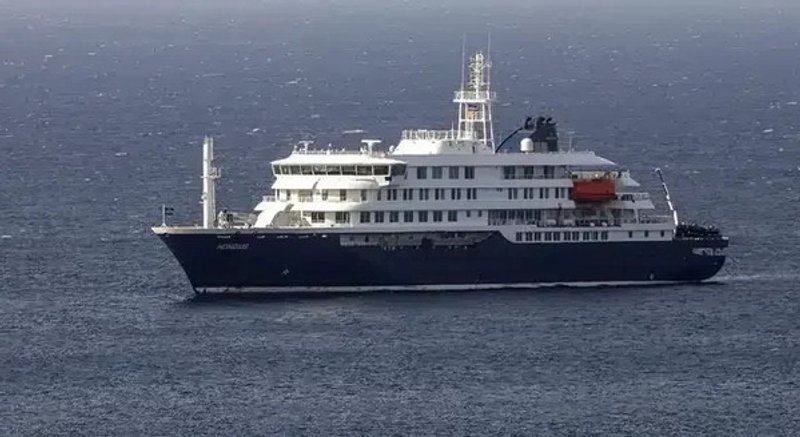 Fuentes: Climática [El crucero MV Hondius, afectado por un brote de hantavirus, recibe un cargamento en el puerto de Granadilla de Abona, Tenerife. Foto: Borja Suárez/Reuters]