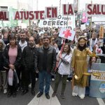 Con la consigna “la salud no puede esperar” miles marcharon este miércoles en esta capital y en todo el país, ante el desfinanciamiento de hospitales públicos. Foto Afp