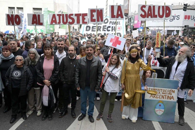 Con la consigna “la salud no puede esperar” miles marcharon este miércoles en esta capital y en todo el país, ante el desfinanciamiento de hospitales públicos. Foto Afp