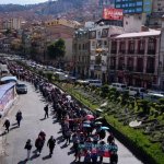 Maestros de escuelas públicas marchan para exigir un aumento salarial, en La Paz, el 11 de mayo de 2026. Foto Ap