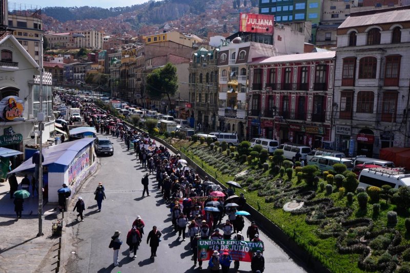 Maestros de escuelas públicas marchan para exigir un aumento salarial, en La Paz, el 11 de mayo de 2026. Foto Ap