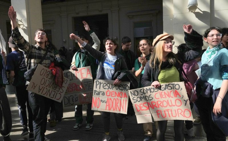 Estudiantes de la Universidad de Buenos Aires (UBA), protestan para que el gobierno del presidente, Javier Milei, cumpla con la ley de financiamiento de 2025, en medio de profundos recortes presupuestarios en Buenos Aires, Argentina, el martes 12 de mayo de 2026. Foto: Ap