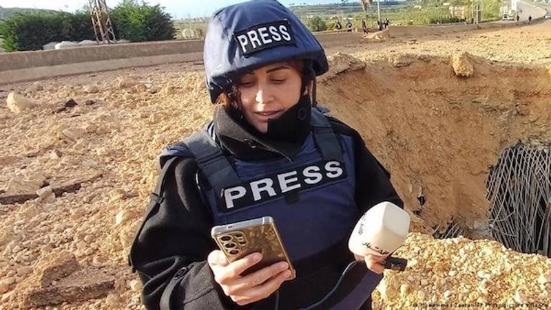Fuentes: El Cohete a la Luna - Imagen: Amal Khalil, periodista libanesa asesinada por las fuerzas armadas israelíes el 22 de abril de 2026 en el sur del Líbano.