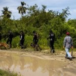 Fuentes: La Jornada - Imagen: En la Montaña, los grupos criminales subvierten el orden, instalan retenes, detienen y desaparecen a personas que denuncian sus tropelías. Foto: tlachinollan.org/