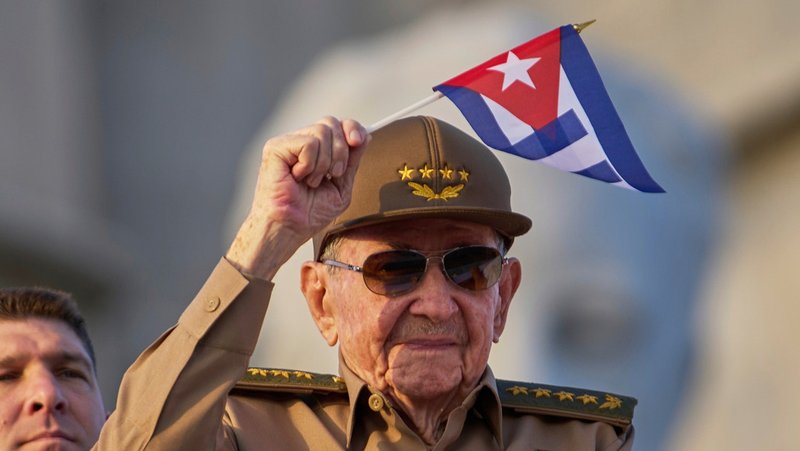 Raúl Castro ondea una bandera nacional cubana durante un desfile del Primero de Mayo en la Plaza de la Revolución en La Habana, 1 de mayo de 2025. AP