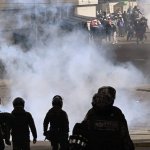 Manifestantes en La Paz huyen de los gases lacrimógenos durante una marcha para exigir la renuncia del presidente Rodrigo Paz, el 22 de mayo de 2026. Foto Afp