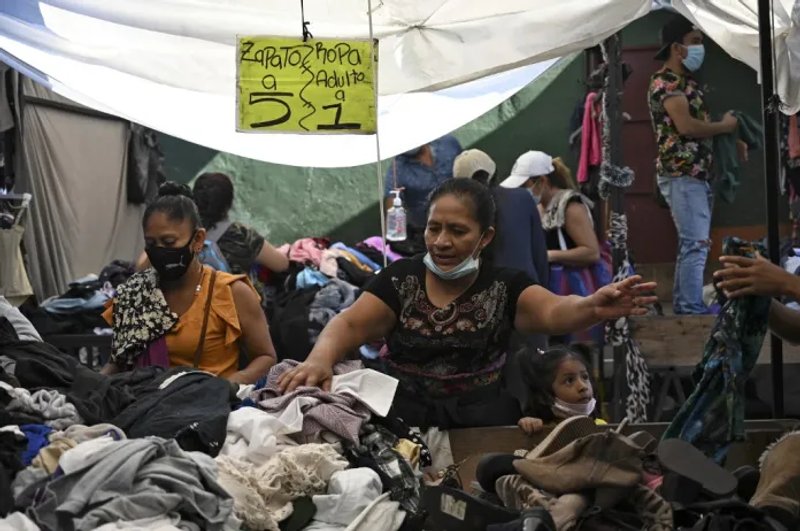 Miles de personas recurren al trabajo informal para generar ingresos al no contar con una plaza. Foto: La Hora: Archivo
